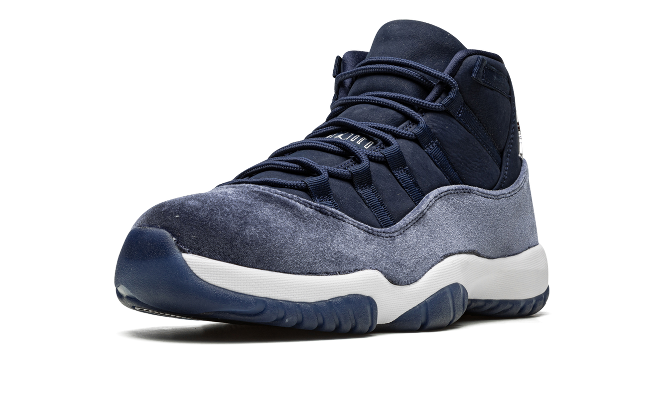 Donkerblauwe Air Jordan 11 Velvet dames sneakers met glanzende afwerking en witte zool op een witte achtergrond