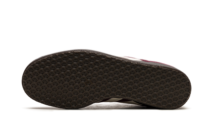 Adidas Gazelle Maroon schoenen voor dames en heren, roodbruine sneakers met witte zool en zwarte details.