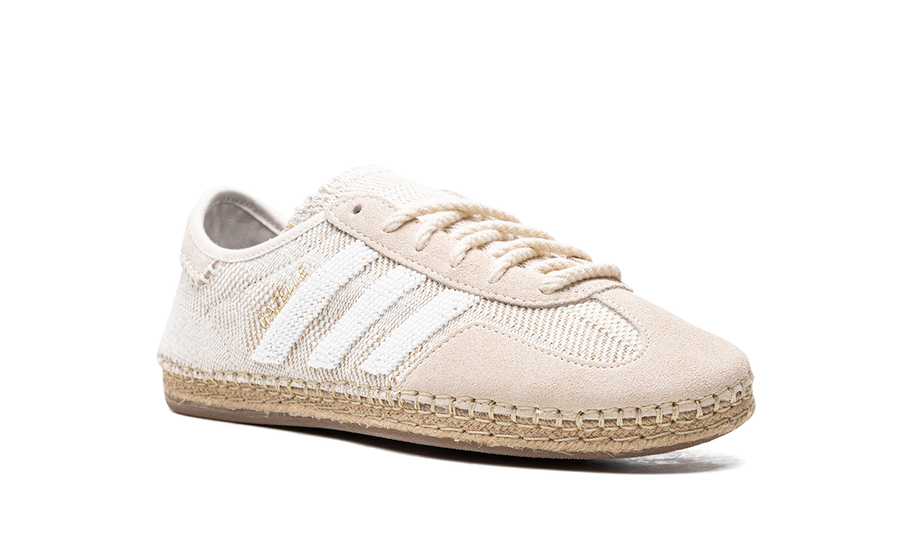 Adidas Gazelle "The CLOT" schoenen in zwart en wit met gestreepte details en leren materiaal, zichtbaar in de afbeelding.