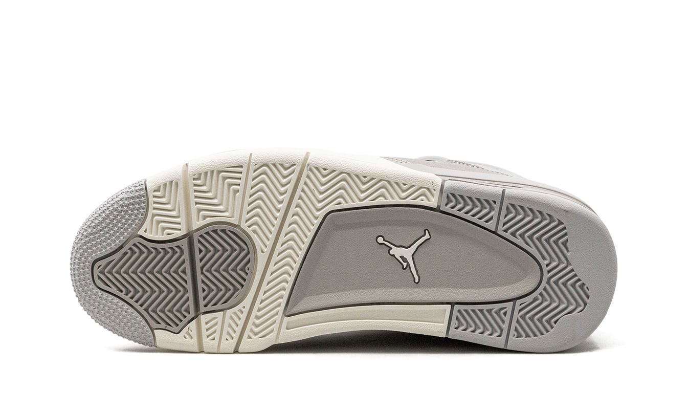 Witte en blauwe Air Jordan 4 WMNS sneakers "Frozen Moments" met gedetailleerde ontwerpen en stevige zool, door Mijn winkel