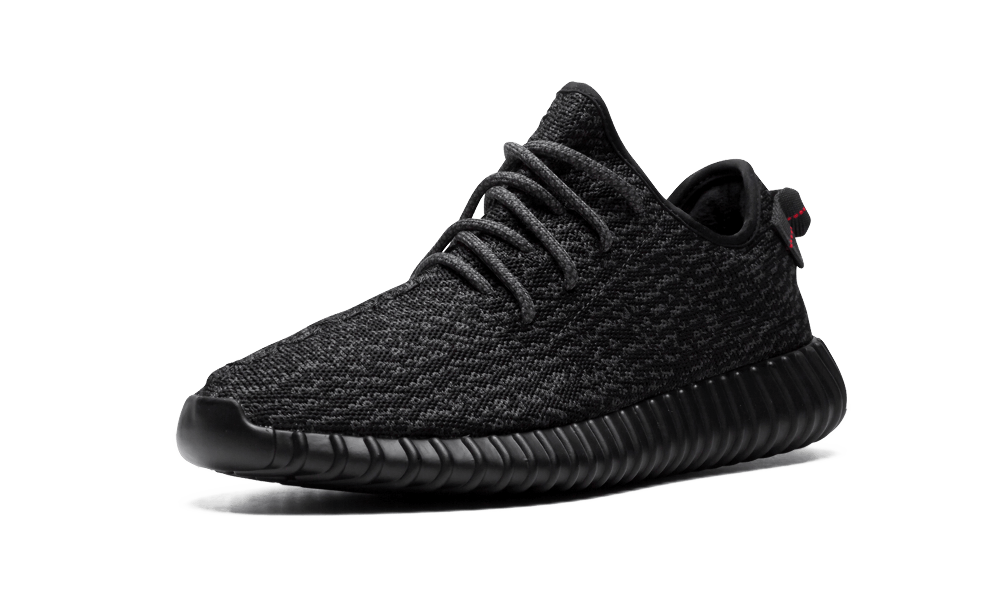 Zwarte Adidas Yeezy Boost 350 sneakers met piratenkleur, close-up van het zwarte textiel en boost-zool.