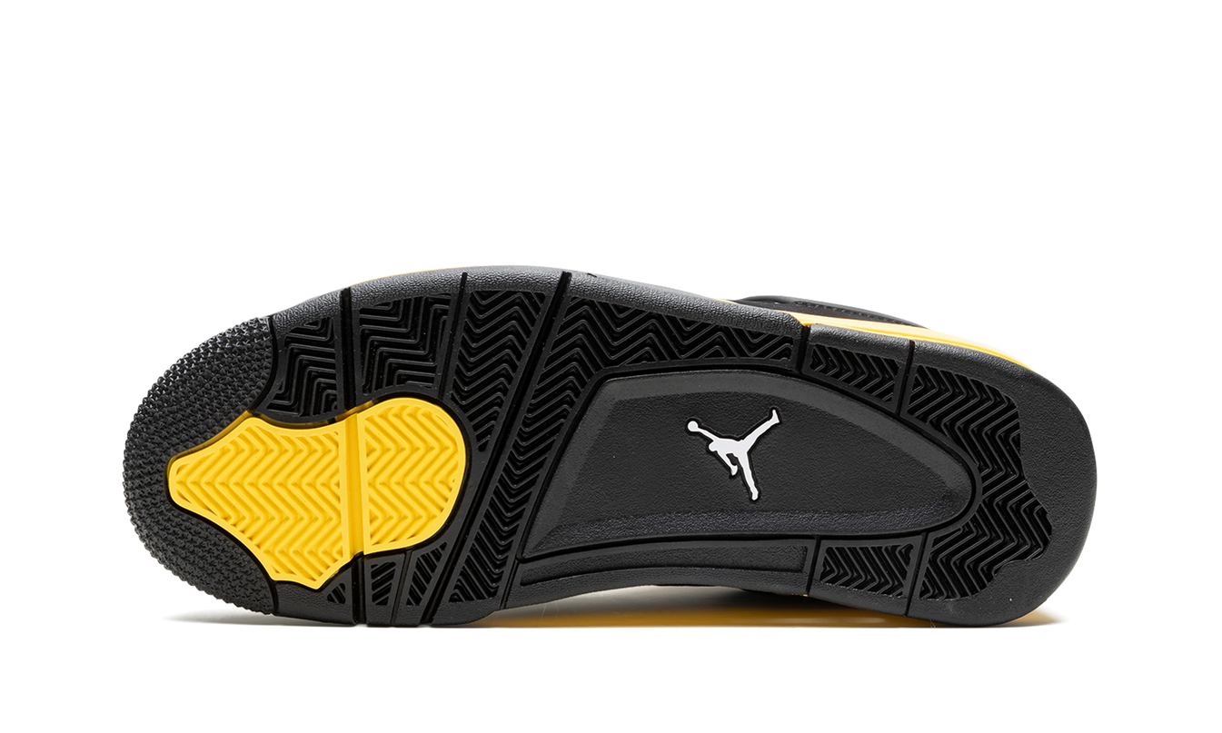 Lichte gele Air Jordan 4 Retro "Thunder 2023" sneakers met zwarte details en witte zool, afgebeeld op een neutrale achtergrond