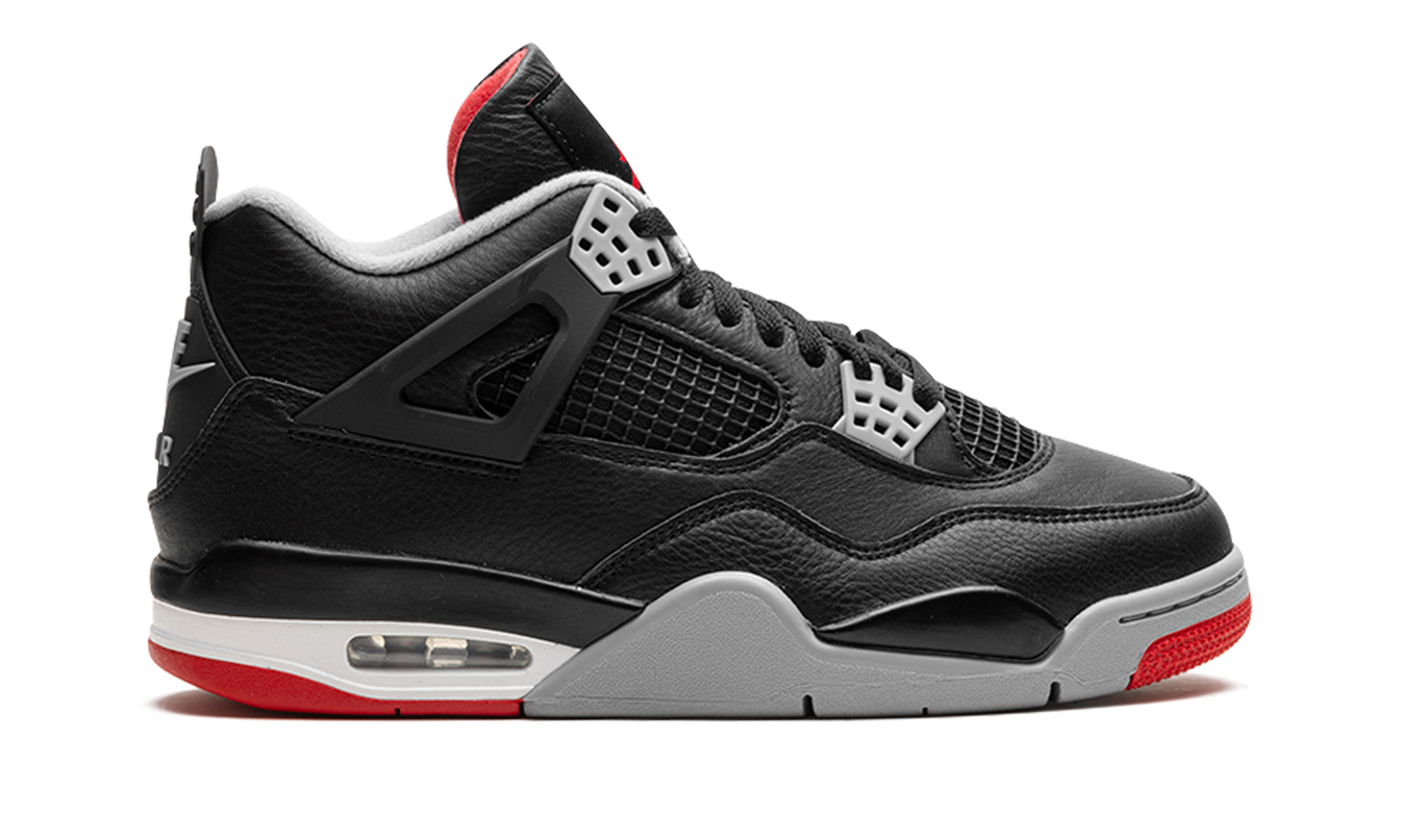 Zwarte Air Jordan 4 "Bred Reimagined" sneakers met rode accenten en witte details, zichtbaar van de zijkant.