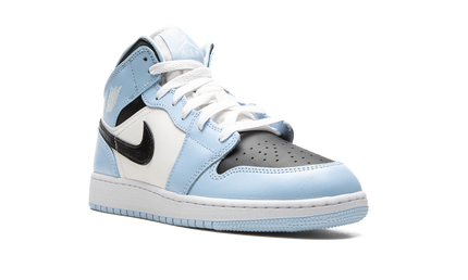 Witte en blauwe Air Jordan 1 Mid GS sneakers van Mijn winkel, zichtbaar met ijsblauwe details en witte leren upper.