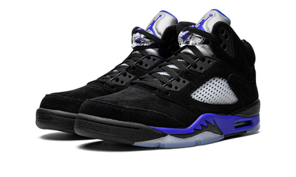 Sneakermodel Air Jordan 5 Retro "Racer Blue" in blauw en wit, met leren en suède details, zichtbaar van de zijkant.