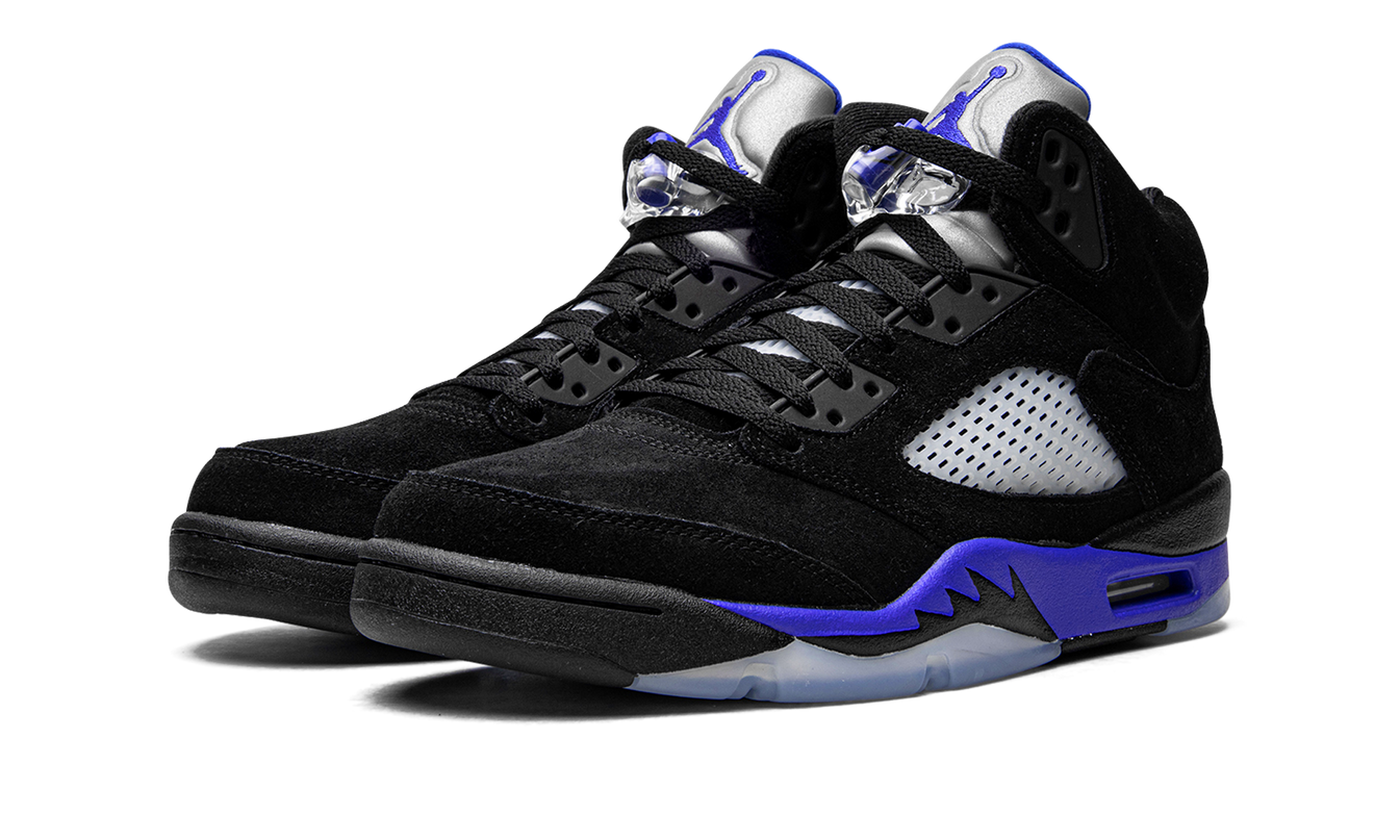 Sneakermodel Air Jordan 5 Retro "Racer Blue" in blauw en wit, met leren en suède details, zichtbaar van de zijkant.