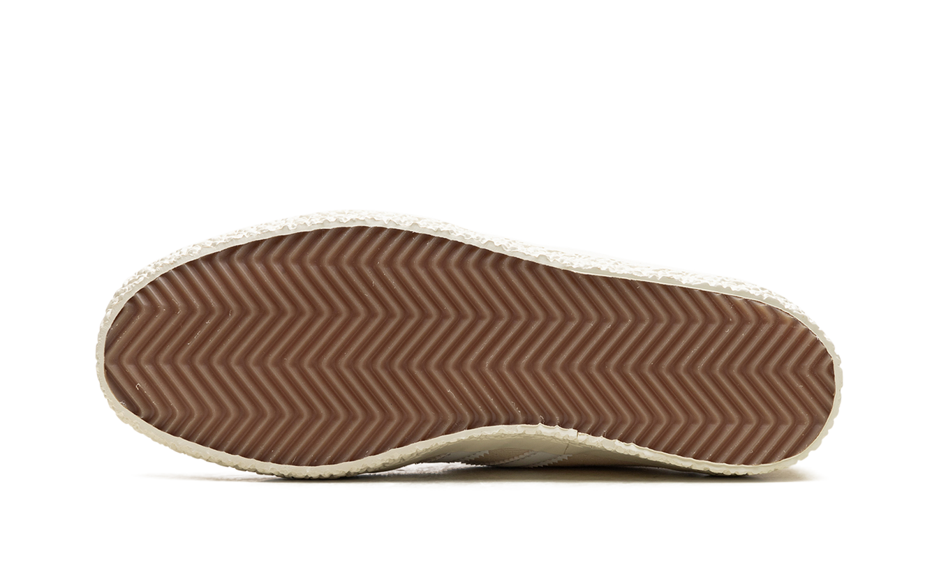 Adidas Gazelle SPZL schoenen in Chalk White, witte sneakers met zwarte details en leren bovenwerk, voor heren en dames.