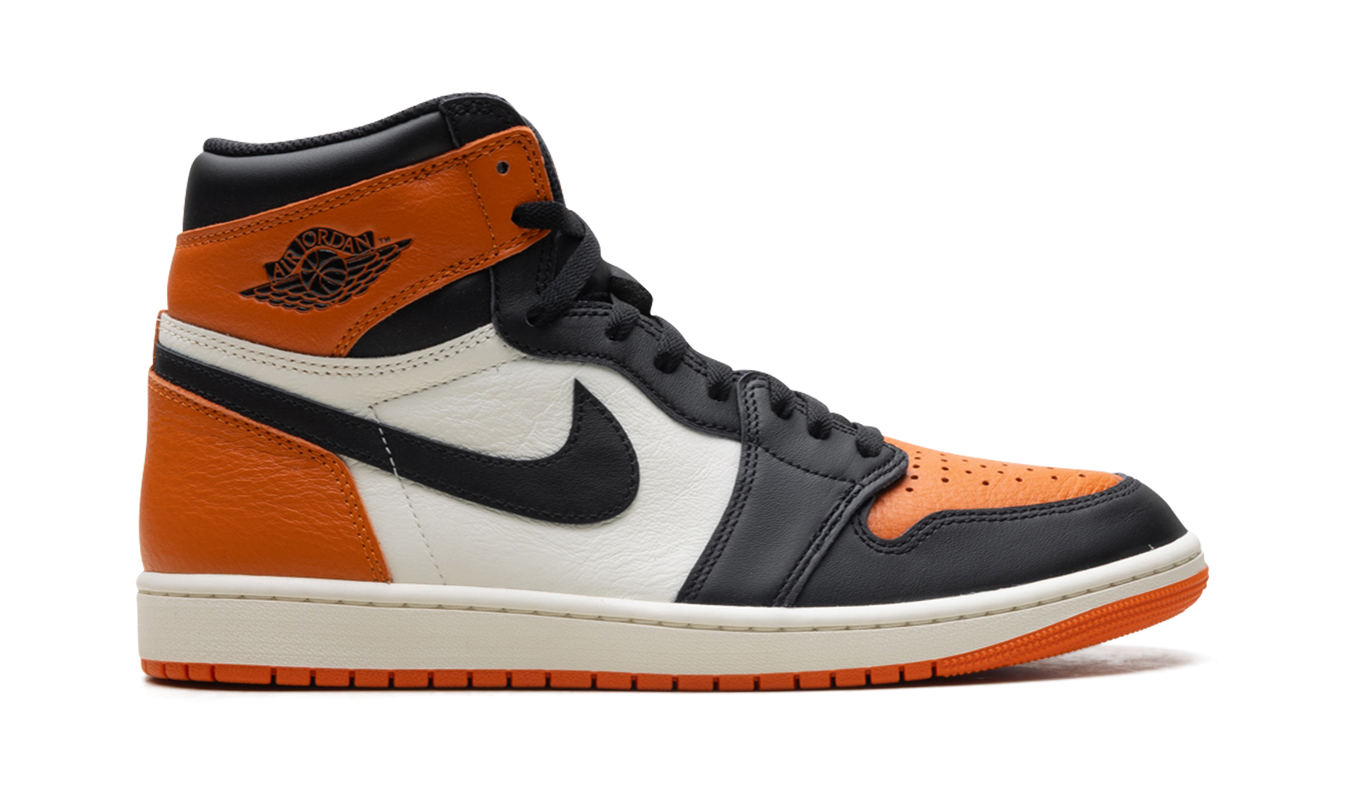 Zwarte en oranje Air Jordan 1 High OG schoenen met gebarsten backboard ontwerp, iconisch basketbalschoen van Mijn winkel.