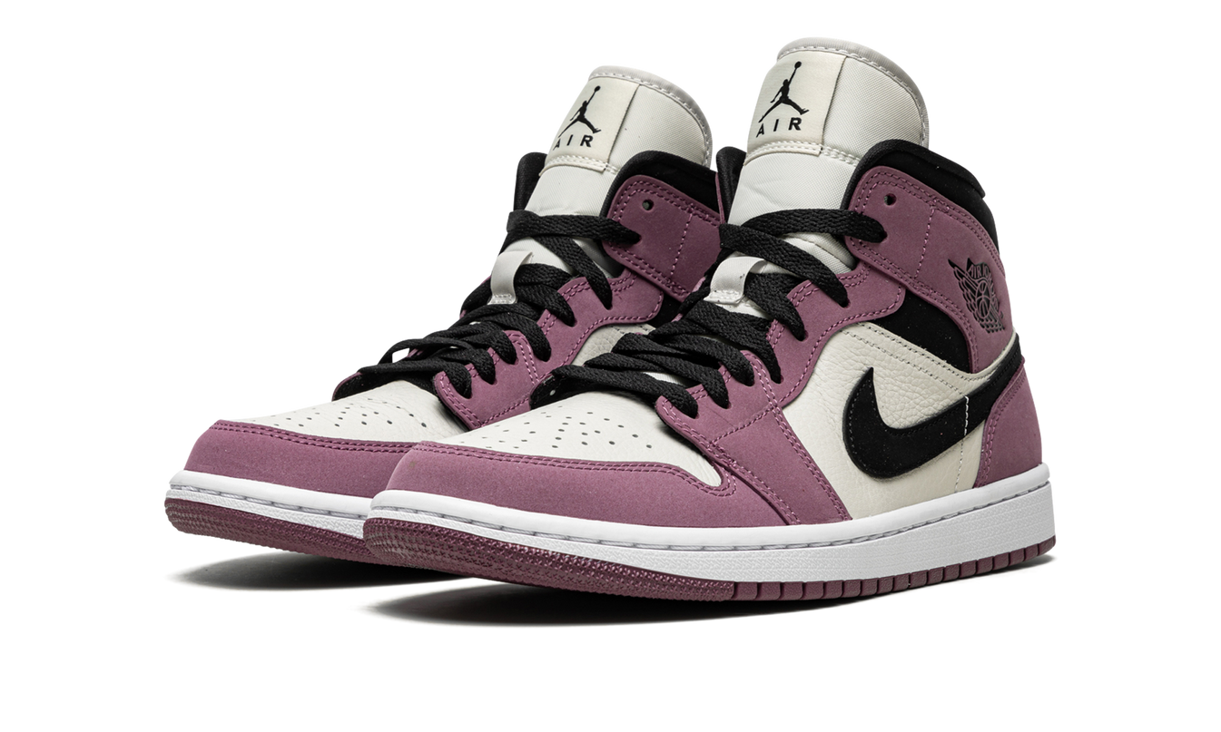 Witte en roze Air Jordan 1 MID SE dames sneakers met roze accenten en leren details, zichtbaar op de afbeelding