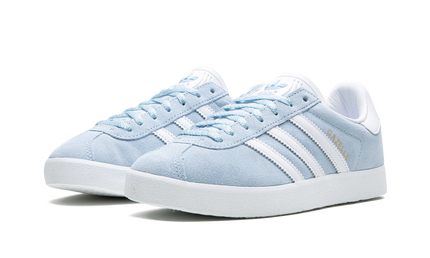 Adidas Gazelle 85 "Clear Sky" schoenen met lichtblauwe en witte details, ademende sportieve sneakers voor dames.