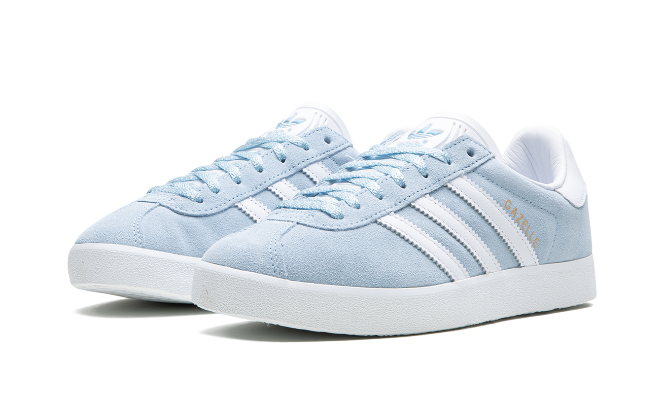 Adidas Gazelle 85 "Clear Sky" schoenen met lichtblauwe en witte details, ademende sportieve sneakers voor dames.