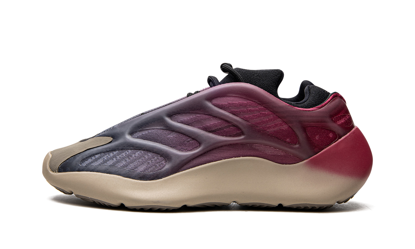 Zwarte en grijze Yeezy 700 V3 "Fade Carbon" sneakers met opvallend ontwerp en atletische stijl.