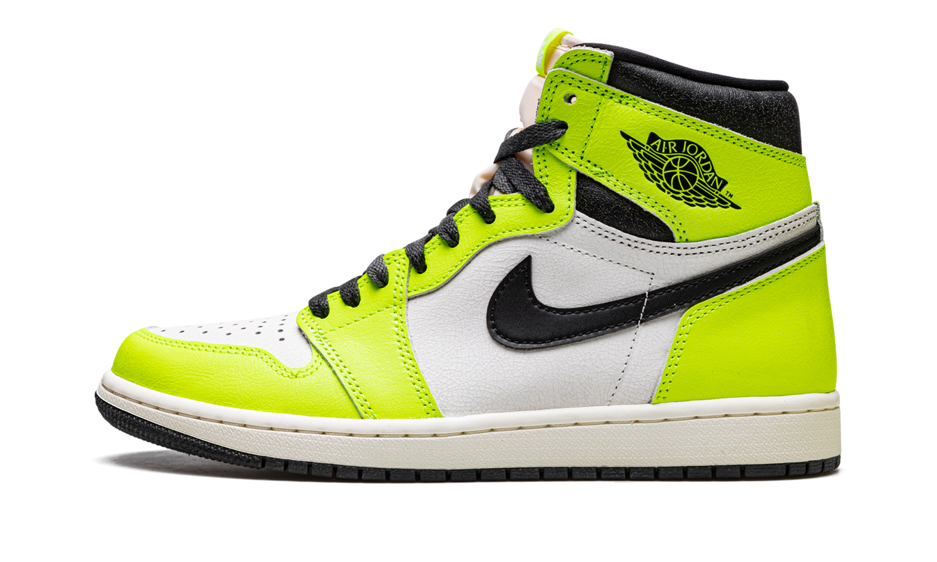 Lucht Jordan 1 High OG "Visionaire" schoenen in zwart-wit met opvallende details en hoge snit, gedragen door een model.