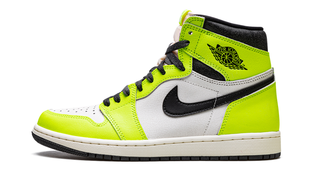 Lucht Jordan 1 High OG "Visionaire" schoenen in zwart-wit met opvallende details en hoge snit, gedragen door een model.
