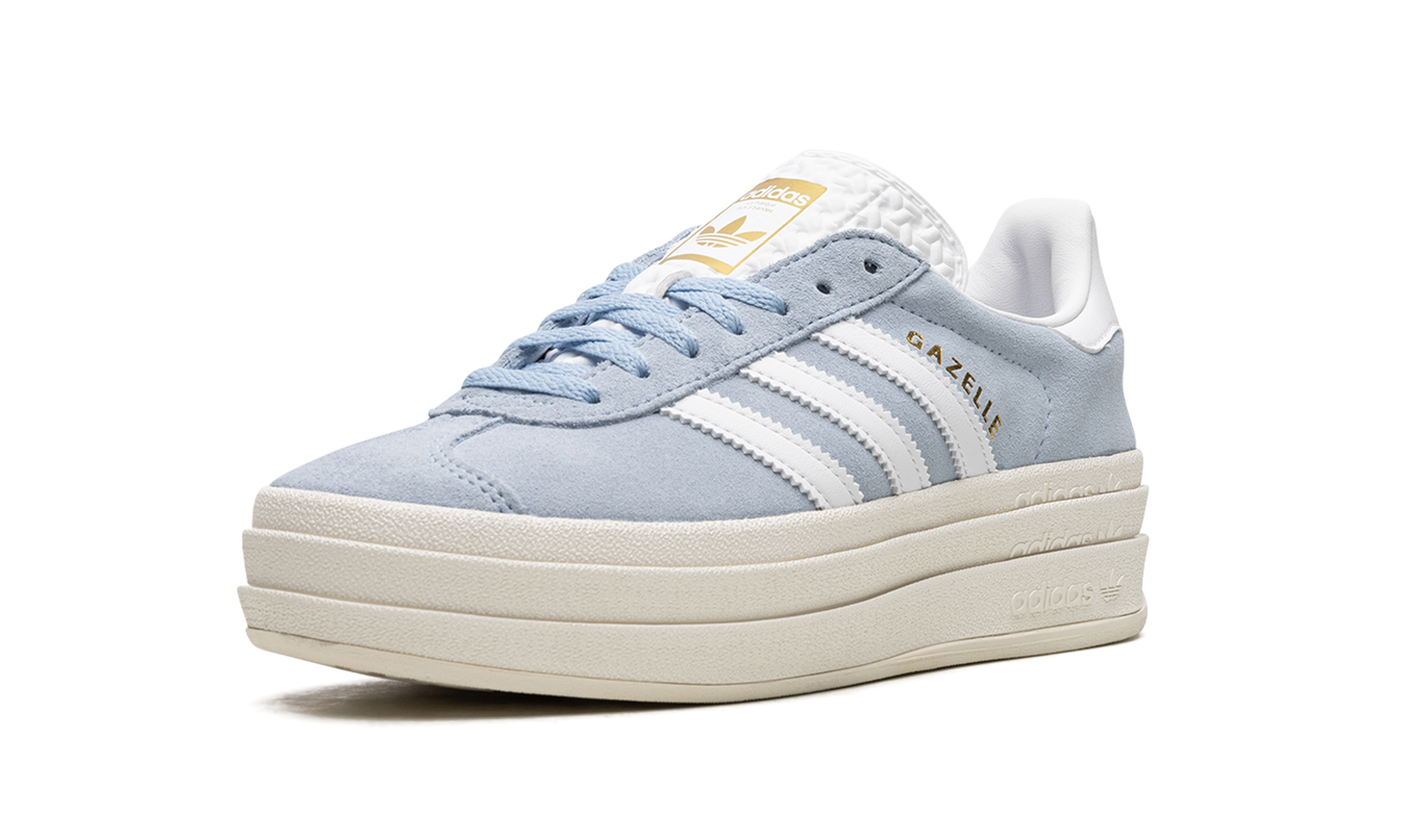 Witte Adidas Gazelle BOLD Dames sneakers in Clear Sky Blue met witte veters en rubberzool, geschikt voor casual en sportief gebruik.