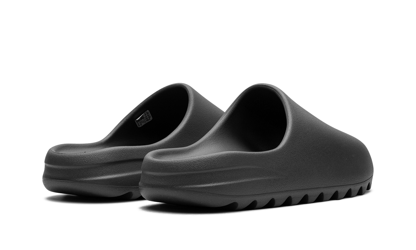 Zwarte Yeezy Slide 'Granite' slippers van mijn winkel, comfortabele schoenen met een minimalistisch ontwerp.
