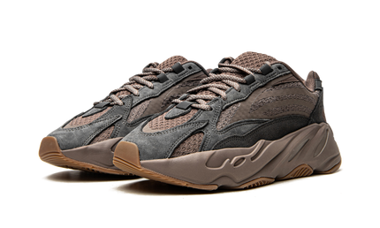 Zwarte Yeezy Boost 700 V2 schoenen met mauve accenten en dikke witte zool, gericht op comfort en stijl.