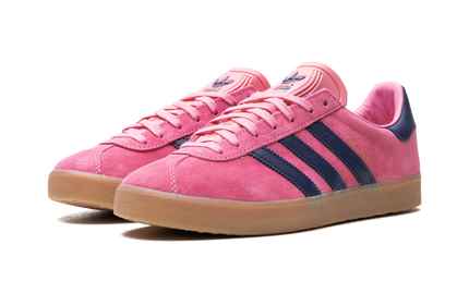 Adidas Gazelle sneakers in roze en donkerblauw met witte zool, comfortabele schoenen voor dames.