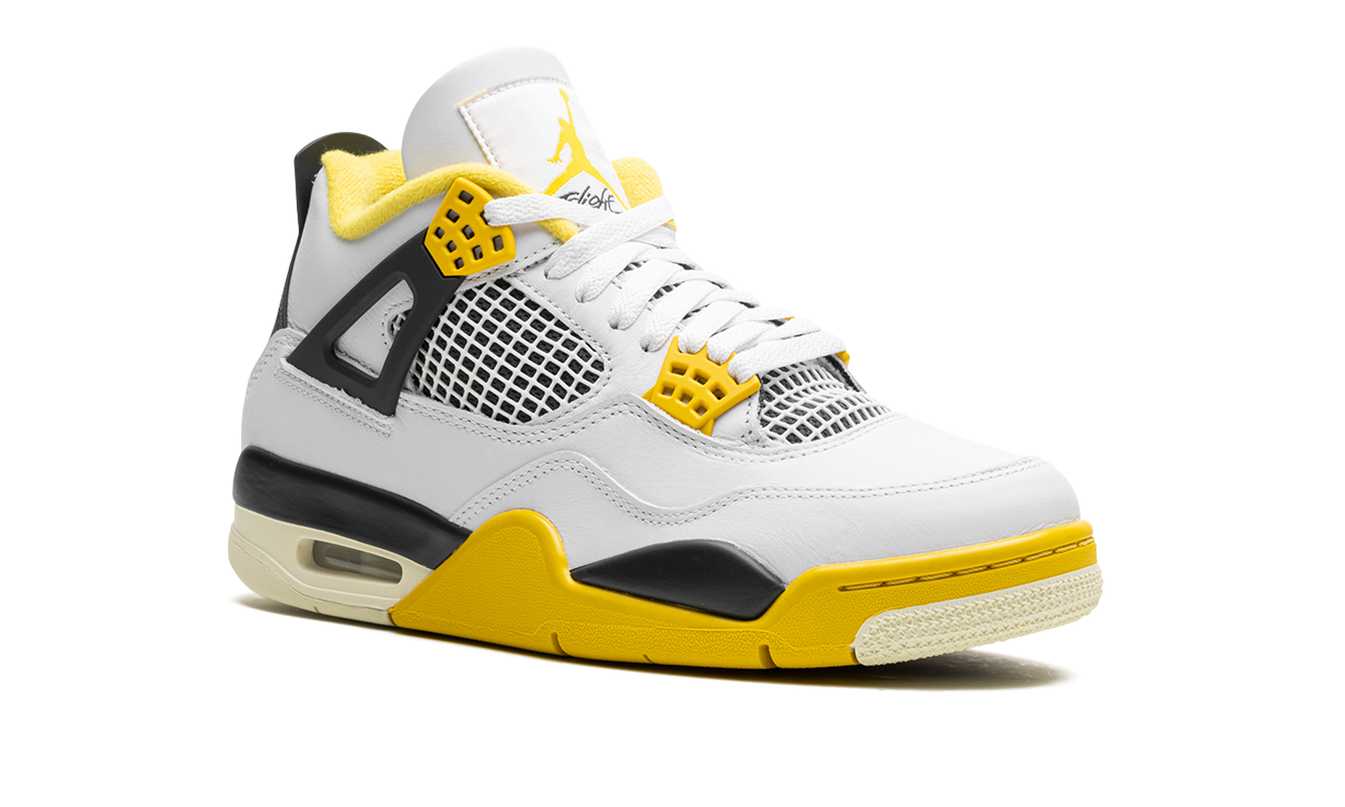 Witte en gele Air Jordan 4 WMNS schoenen met opvallende gele accenten en Nike logo, geschikt voor dames.