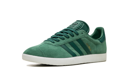 Groene Adidas Gazelle sneakers voor heren, stijlvolle sportschoenen met suède en leren details.
