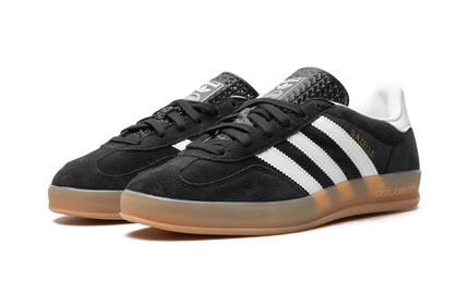 Zwarte Adidas Gazelle Indoor schoenen voor heren, overzicht van de sportieve, ademende schoenen met leren bovenwerk.
