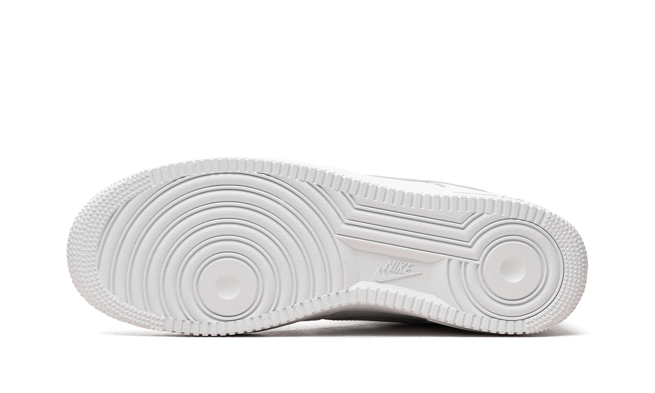Witte Nike Air Force 1 Low '07 Travis Scott Cactus Jack Utopia sneakers, detail van de schoen met witte leren bovenkant