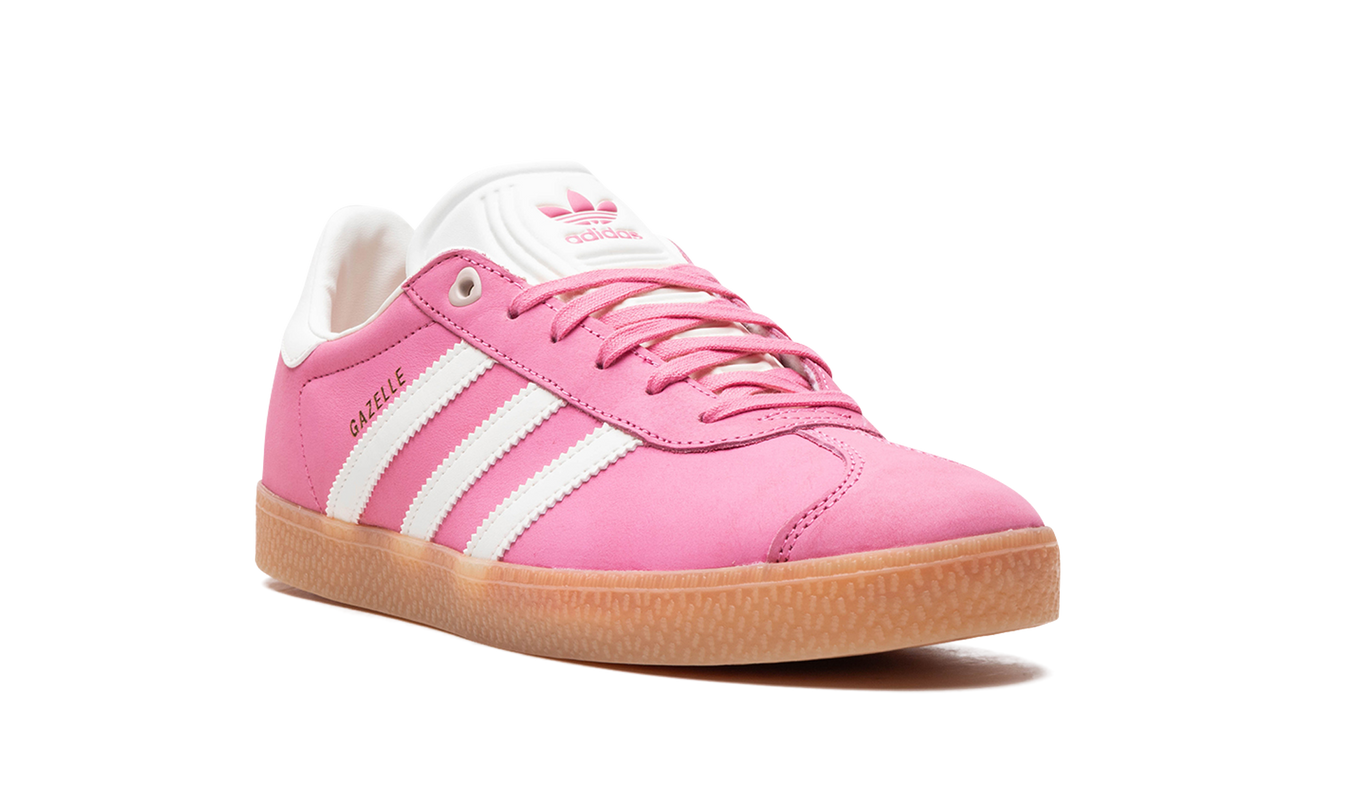 Adidas Gazelle GS schoenen in roze Fusion met witte details, lage veters en blauwe zool, geschikt voor casual dragen.