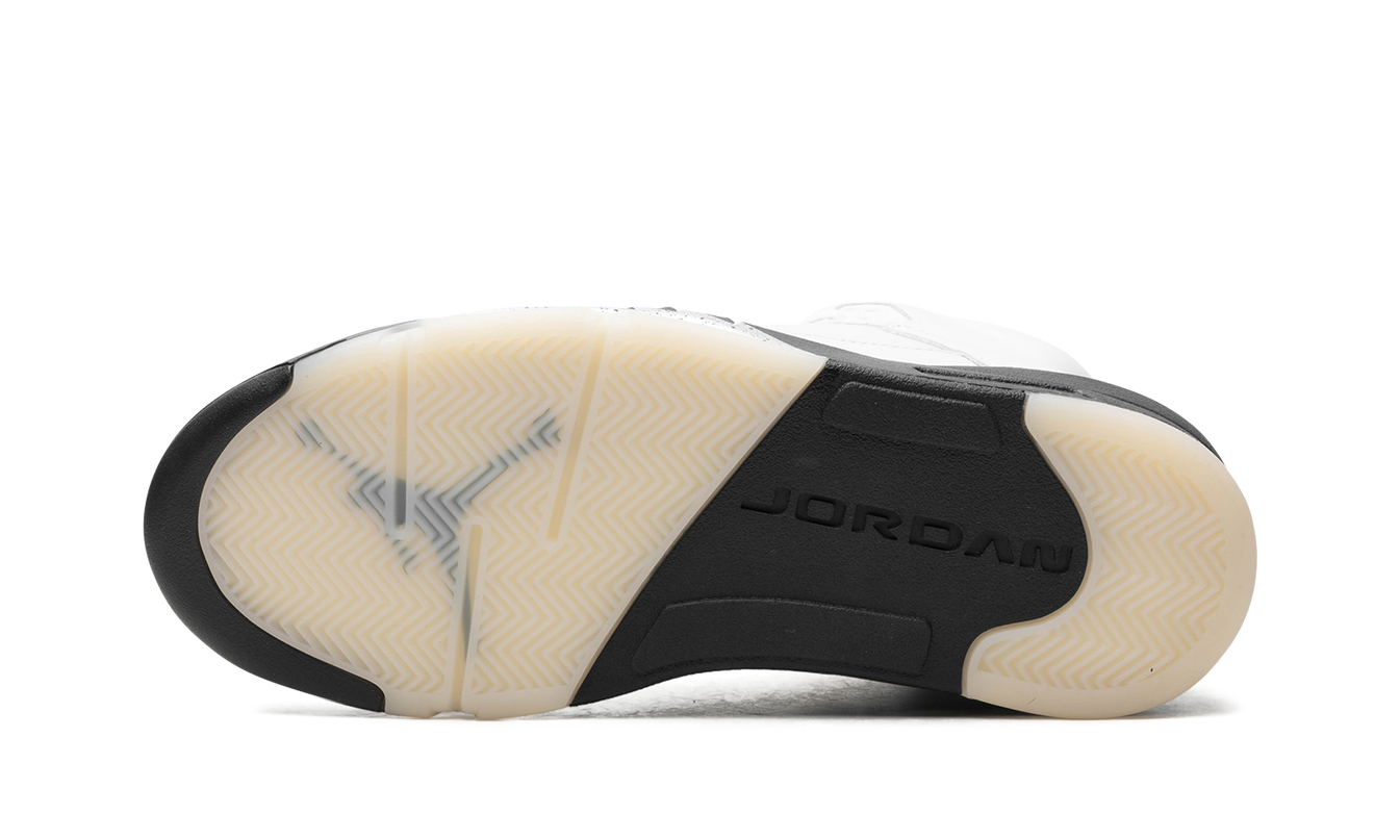 Witte en zwarte Air Jordan 5 schoenen met leer en plastic details, sportieve sneakers voor heren.