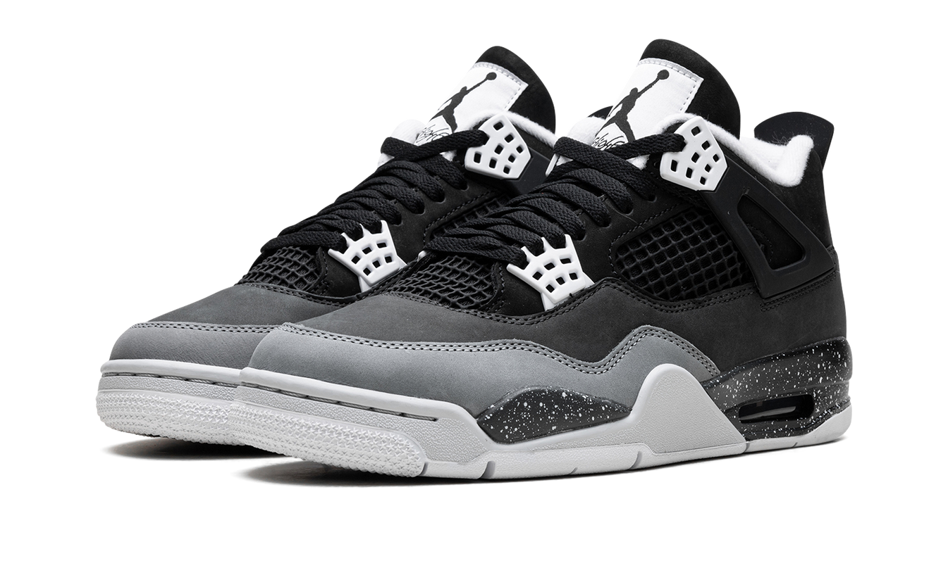 Lage Air Jordan 4 "Fear" sneakers in zwart en rood met witte details, zichtbaar op de afbeelding.