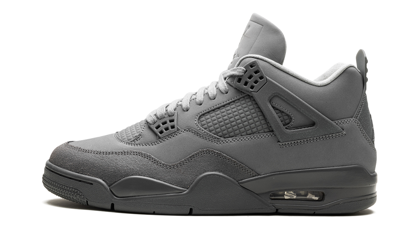 Witte en grijze Air Jordan 4 sneakers met Wet Cement kleurenschema, zichtbare zool en leren bovenwerk