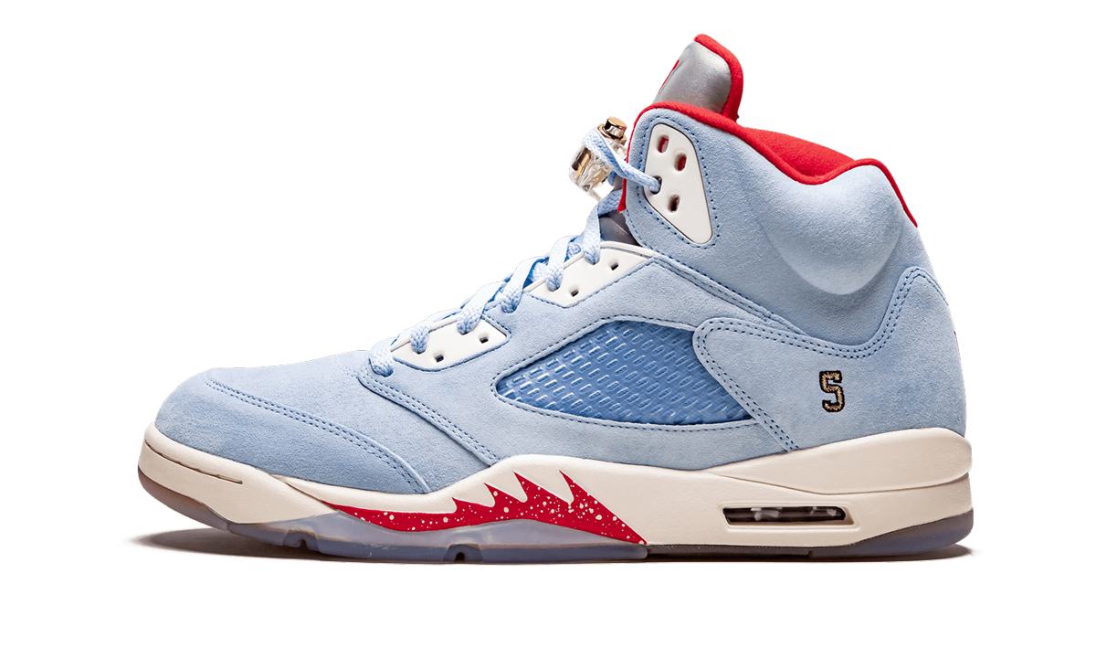 Sneakers Air Jordan 5 Retro "Trophy Room" in zwart en wit met oranje details, zichtbaar op een witte achtergrond.