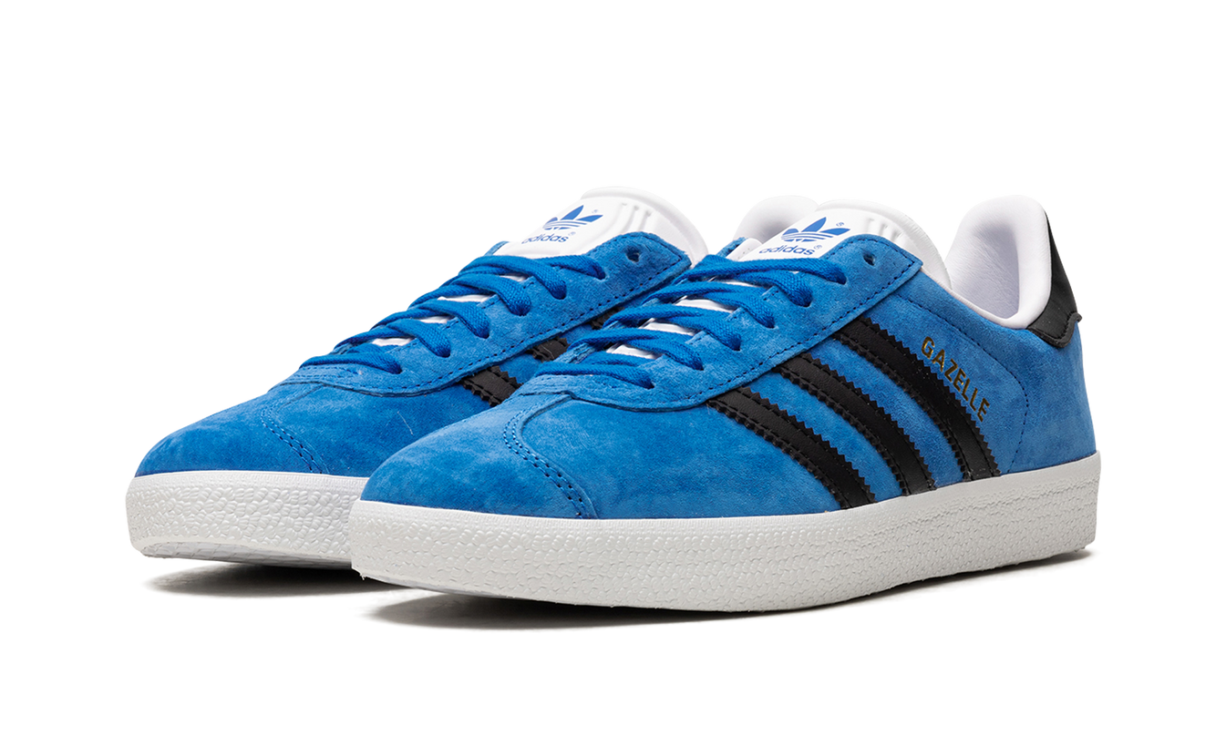 Blauwe Adidas Gazelle schoenen met witte zool en blauwe details, gepresenteerd op een witte achtergrond