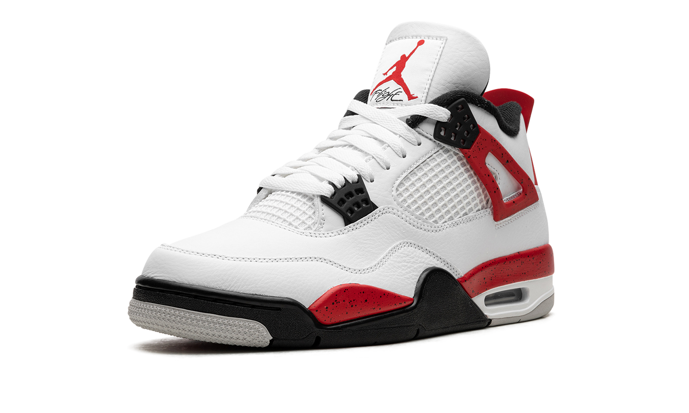 Zwarte Air Jordan 4 schoenen met rode cement details en grijze accenten, zichtbaar in de afbeelding.