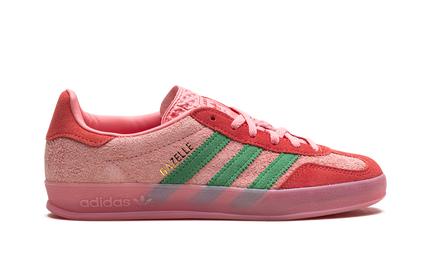 Damesschoenen Adidas Gazelle Indoor "Semi Pink Spark" in roze en rood, voor binnengebruik, met witte details.