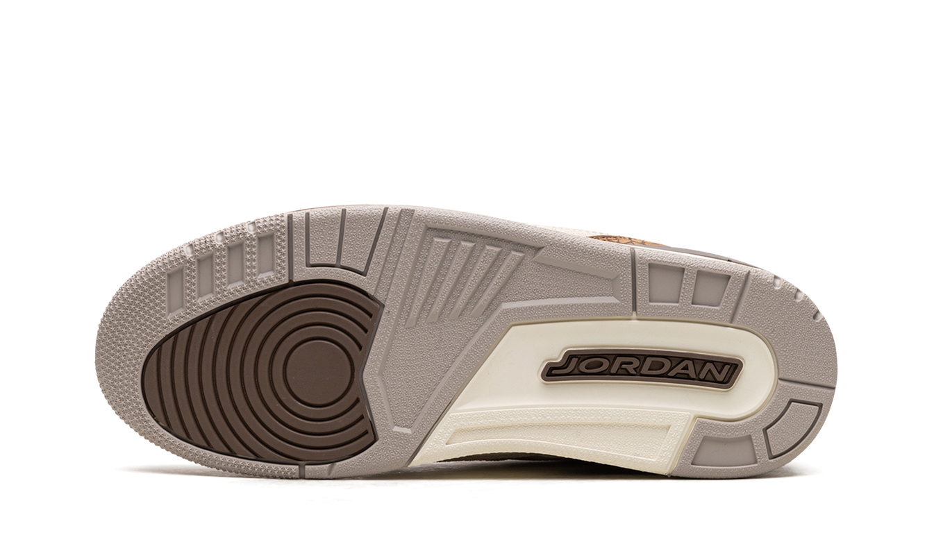Sneakers Air Jordan 3 "Palomino" in bruin en creme met leren details, zichtbaar in close-up.