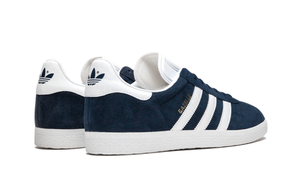 Donkerblauwe Adidas Gazelle schoenen met witte zool en klassieke sportieve uitstraling, zichtbaar in close-up foto