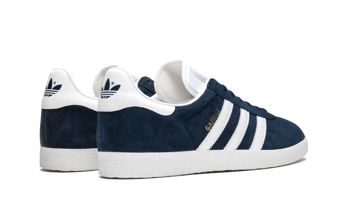 Donkerblauwe Adidas Gazelle schoenen met witte zool en klassieke sportieve uitstraling, zichtbaar in close-up foto