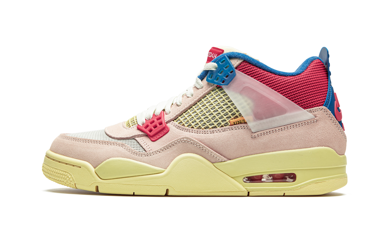 Lichte Air Jordan 4 Retro SP schoenen in Guava Ice kleur met witte en grijze details, ontworpen door Union, zichtbaar op de afbeelding.