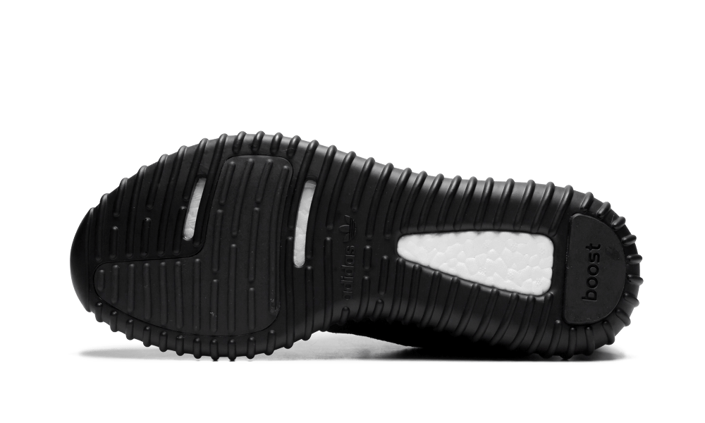 Zwarte Adidas Yeezy Boost 350 sneakers met pirate-achtige details en comfortabele zool, gedragen door een model.
