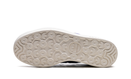 Adidas Gazelle BOLD Dames schoenen in zwart en lichtblauw, lage sneakers met suède en witte zool.