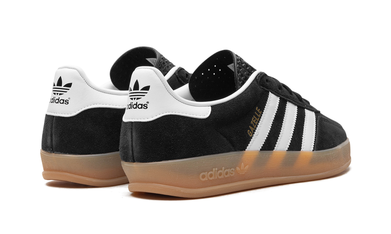 Zwarte Adidas Gazelle Indoor schoenen voor dames, comfortabele sneakers met witte details en ademend materiaal.