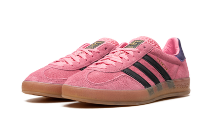 Adidas Gazelle Indoor schoenen in roze en paars, geschikt voor binnen, met kleurrijk ontwerp en witte zool.
