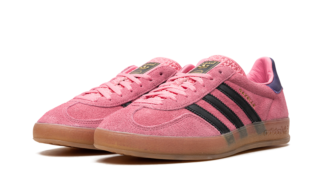 Adidas Gazelle Indoor schoenen in roze en paars, geschikt voor binnen, met kleurrijk ontwerp en witte zool.
