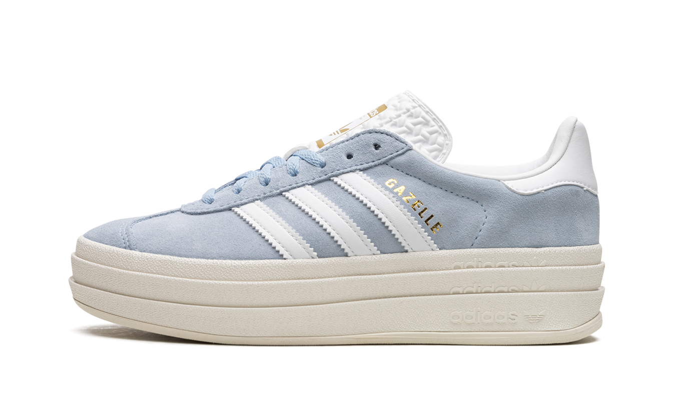 Lichte blauwe Adidas Gazelle BOLD damesschoenen met witte zool en leren bovenkant, geschikt voor casual draagstijl.