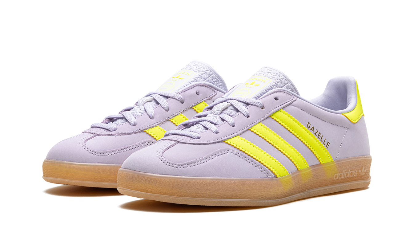 Zilveren Adidas Gazelle Indoor Dames schoenen met witte details en zwarte zool, zichtbaar van de zijkant op glad sportvloer.