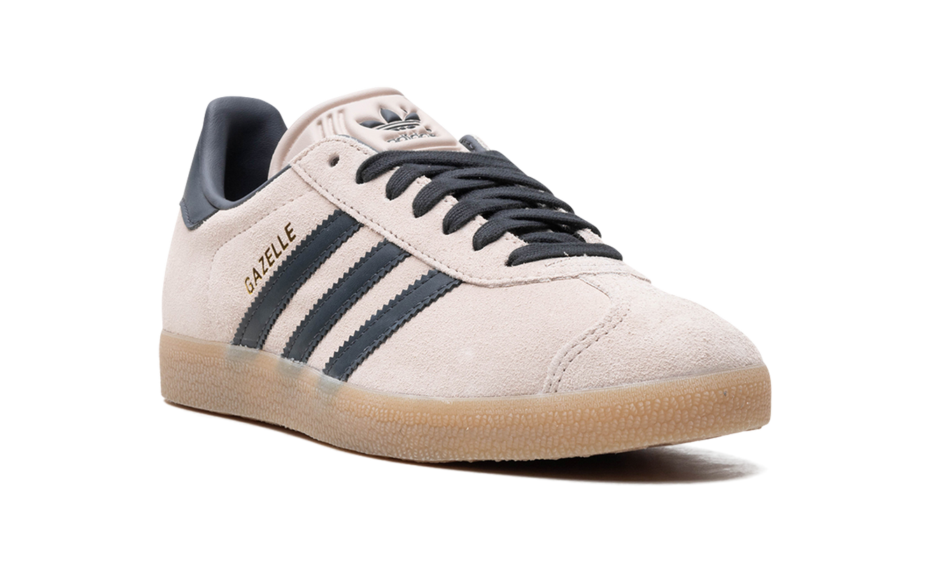 Damesschoenen Adidas Gazelle Wonder Taupe in zacht taupekleurig suède met witte zool en zwarte details.