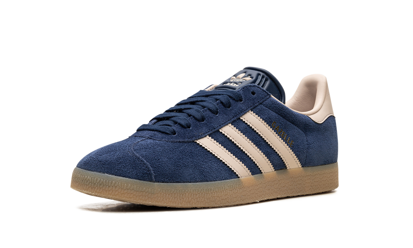 Donkerblauwe Adidas Gazelle schoenen in Night Indigo kleur, gemaakt van suède met witte zool en merkdetails.