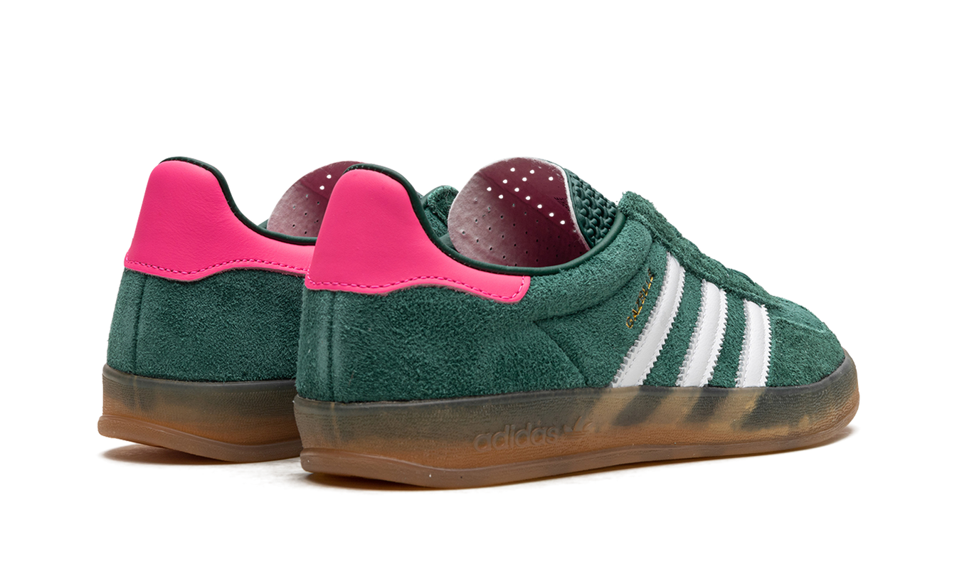 Dames Adidas Gazelle Indoor schoenen in Collegiate Green en Lucid Pink, comfortabel en stijlvol voor binnengebruik.