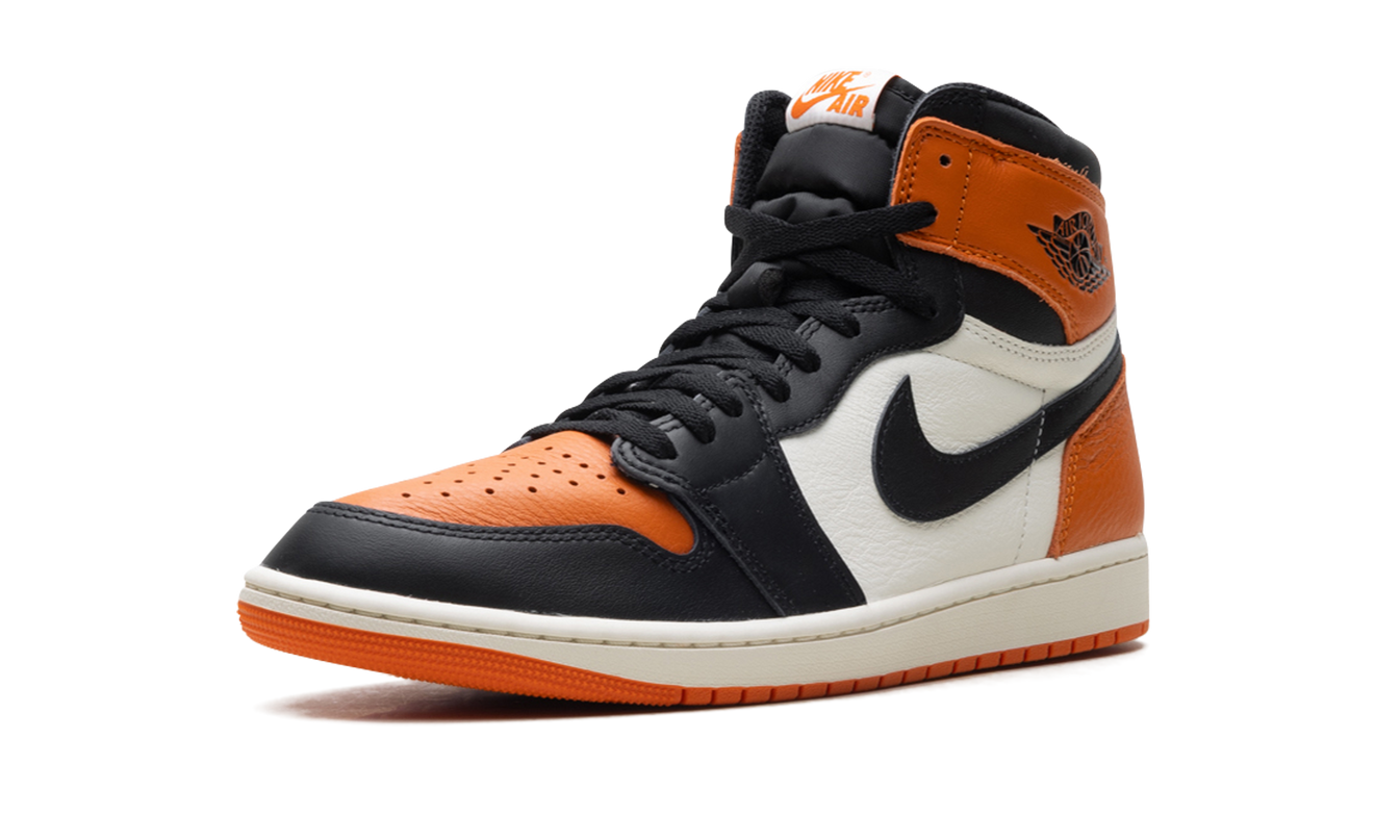 Zwarte en oranje Air Jordan 1 High OG schoenen met gebarsten achterkant ontwerp, ontworpen door Mijn winkel.