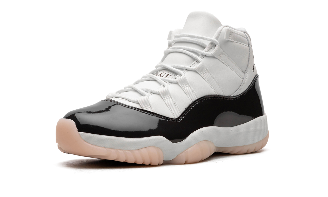 Dames Air Jordan 11 WMNS "Neapolitan" sneakers met glanzende details en witte en roze kleuren, zichtbaar in de afbeelding.